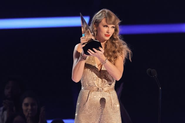 Taylor Swift Sweeps 2022 American Music Awards Extending Record As Most Awarded Artist In Amas 